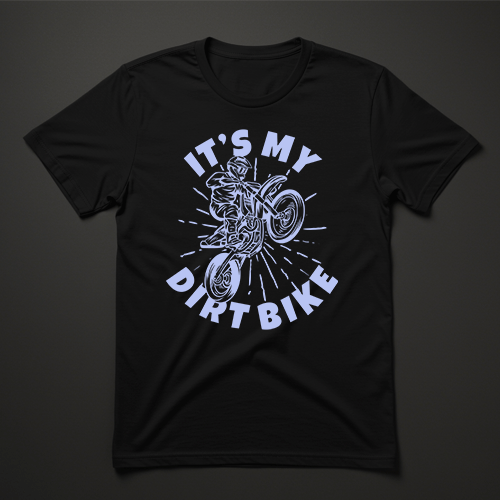חולצת טי שחורה עם הדפס רוכב שטח וכיתוב IT'S MY DIRT BIKE – חולצה לחובבי אופנועים