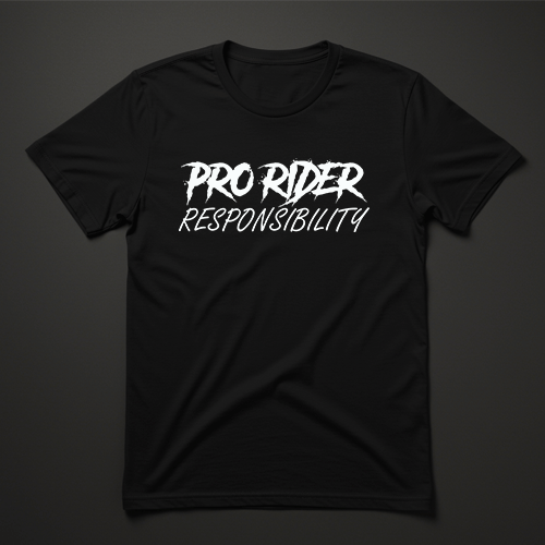חולצת טי שחורה עם כיתוב לבן PRO RIDER RESPONSIBILITY – לרוכבים מקצועיים