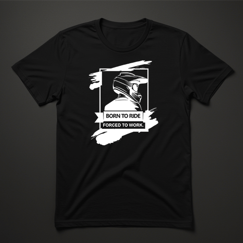 חולצת טי שחורה לגבר עם כיתוב BORN TO RIDE – FORCED TO WORK ודמות רוכב אופנוע