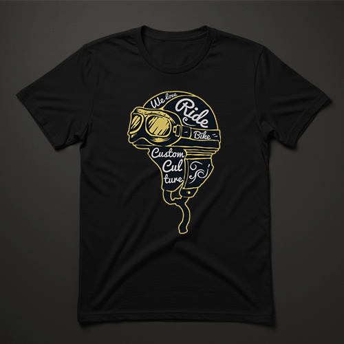 חולצת טי שחורה עם הדפס קסדת אופנוע וטקסט "We Love to Ride – Custom Bike Culture"