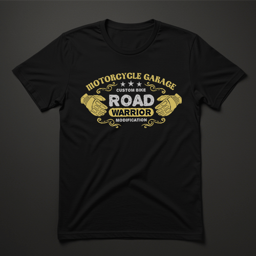 חולצת טי שחורה עם הדפס Road Warrior וכפפות זהובות לרוכבי אופנוע