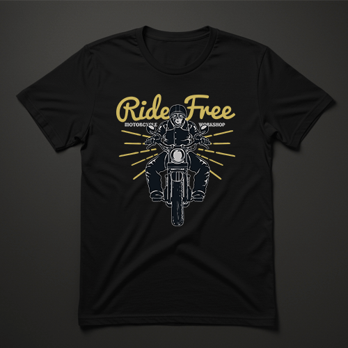 חולצת טי שחורה עם הדפס רוכב אופנוע וכיתוב Ride Free בצהוב