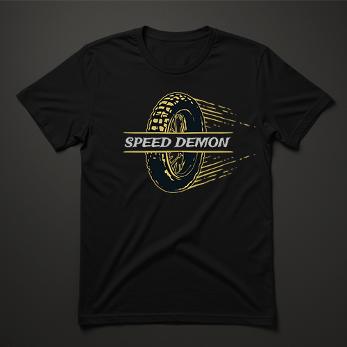 חולצת טי שחורה עם הדפס גלגל מהיר וכיתוב Speed Demon בצהוב ולבן
