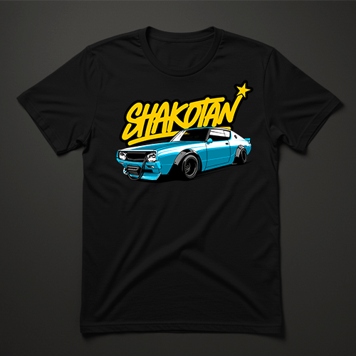 חולצת גברים שחורה עם הדפס רכב תכלת בסגנון SHAKOTAN וכיתוב גרפי צהוב