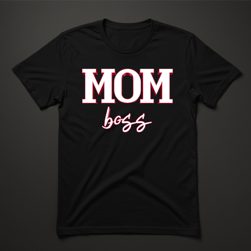 חולצת טי שחורה לנשים עם כיתוב אמא בוסית בגופן מודרני