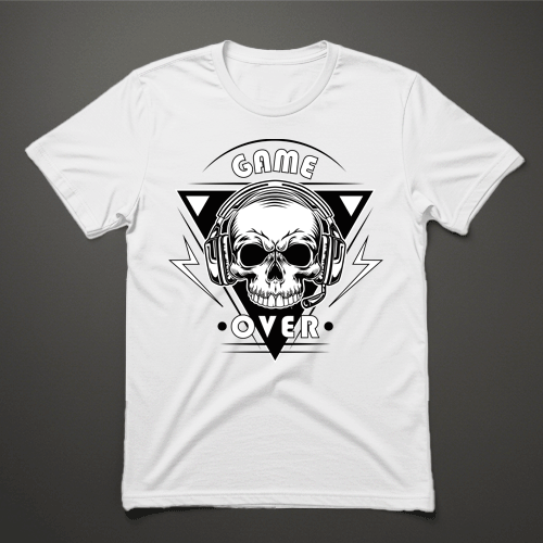 חולצת טי לבנה עם הדפס גולגולת שחורה, אוזניות וכיתוב Game Over – חולצה לגיימרים