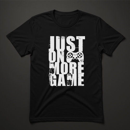 חולצת טי שחורה עם כיתוב לבן לגיימרים – Just One More Game עם שלט משחק