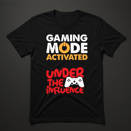 חולצת גיימר שחורה עם כיתוב Gaming Mode Activated Under the Influence