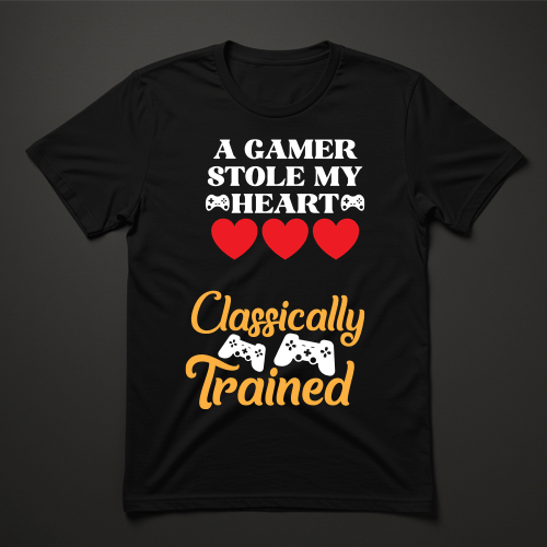 חולצת גיימר שחורה עם לבבות וכיתוב A Gamer Stole My Heart – Classically Trained