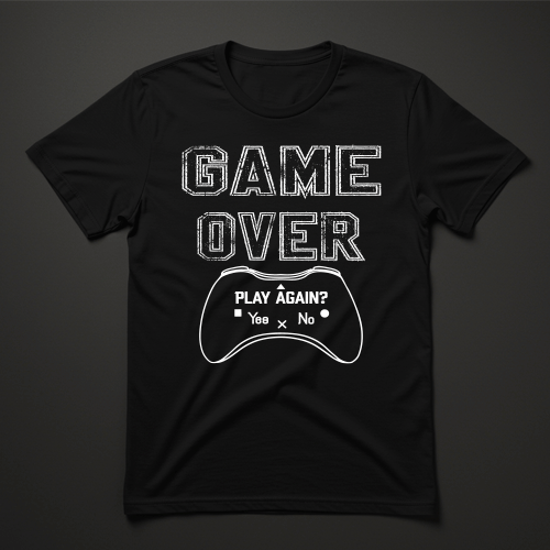 חולצת גיימר שחורה עם כיתוב Game Over וגרפיקה של שלט משחק