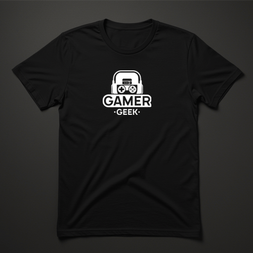 חולצת גיימר שחורה עם כיתוב Gamer Geek ולוגו של שלט משחקים