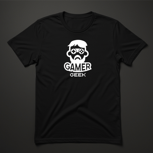 חולצת גיימר שחורה עם איור של גיימר מצחיק וכתובת Gamer Geek