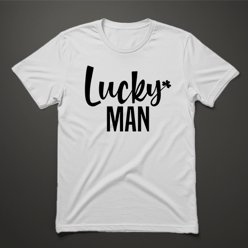 חולצת גברים לבנה עם כיתוב שחור Lucky Man בגופן מודרני