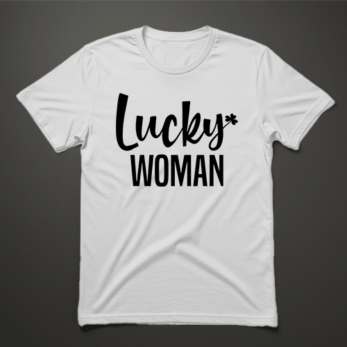 חולצת נשים לבנה עם כיתוב Lucky Woman בגופן שחור מודרני