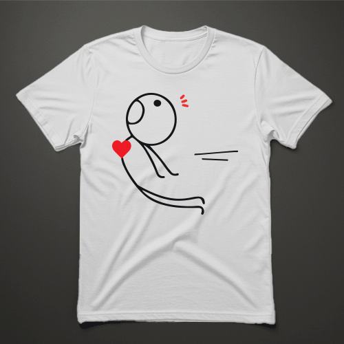 חולצת גבר לבנה עם איור של דמות מתעופפת עם לב אדום ביד