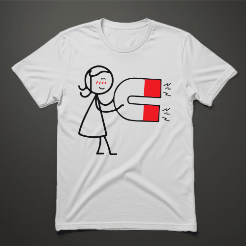 חולצת נשים לבנה עם איור של דמות מחזיקה מגנט בצורת אהבה