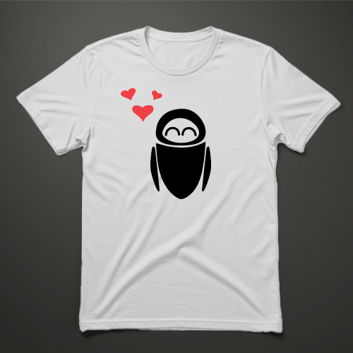 חולצת נשים לבנה עם הדפס רובוטית חייכנית ולבבות אדומים