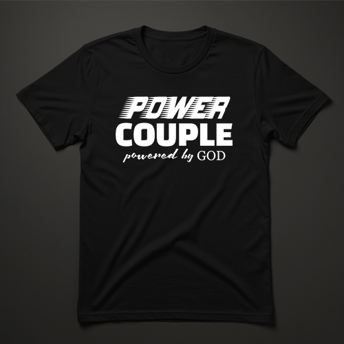 חולצת זוגות שחורה עם הכיתוב Power Couple Powered by God בלבן