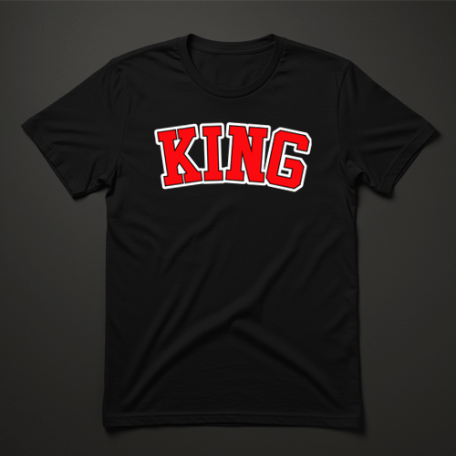 חולצת טישרט שחורה לגבר עם כיתוב KING באדום
