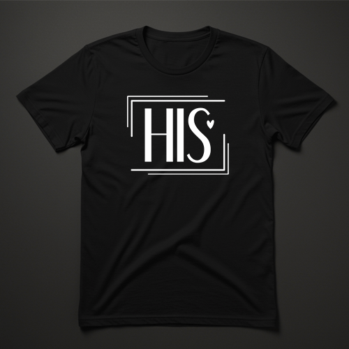 חולצת טישרט שחורה לגבר עם כיתוב לבן HIS ולב קטן