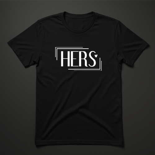 חולצת טישרט שחורה לנשים עם כיתוב לבן HERS ולב קטן
