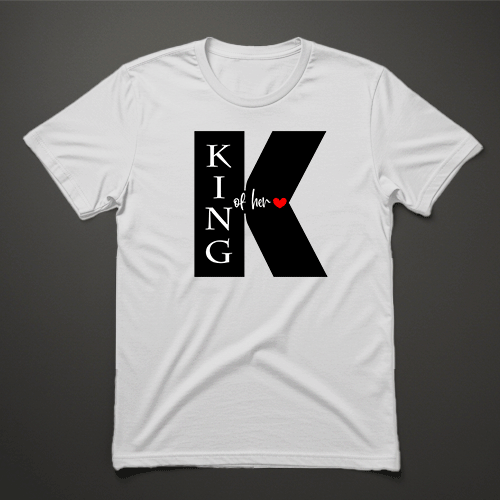 חולצת גבר לבנה עם כיתוב KING of her ולב אדום