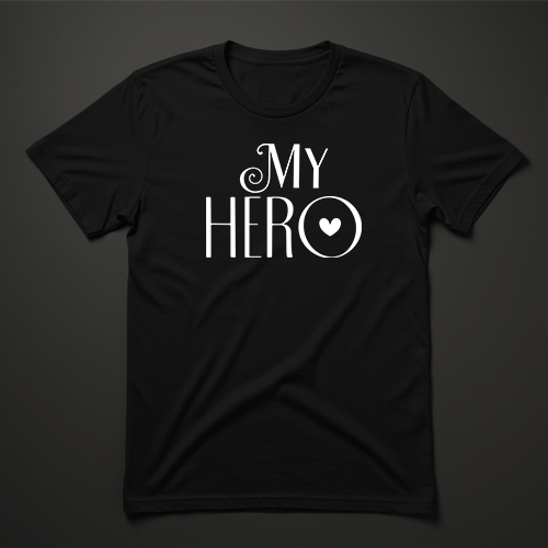 חולצה שחורה לגבר עם כיתוב MY HERO ולב לבן