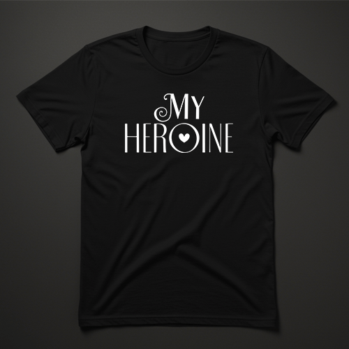 חולצה שחורה לנשים עם כיתוב MY HEROINE ולב לבן