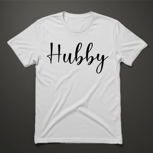 חולצת גברים לבנה עם כיתוב Hubby בגופן קליגרפי שחור
