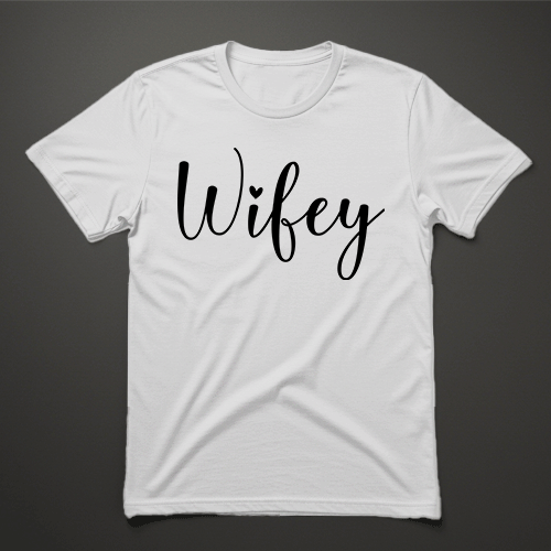 חולצת נשים לבנה עם כיתוב Wifey שחור ולב קטן במקום הנקודה