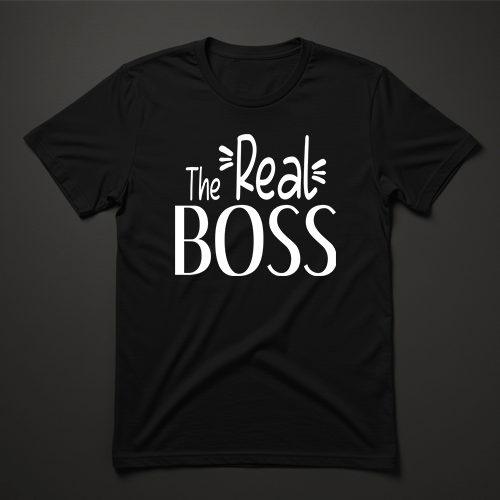 חולצה שחורה עם כיתוב לבן – The Real Boss
