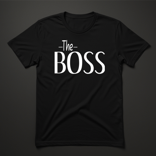 חולצה שחורה עם כיתוב לבן – THE BOSS