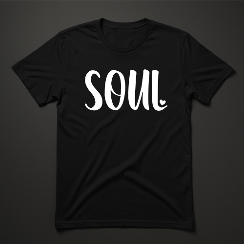 חולצה שחורה עם כיתוב SOUL ולב קטן