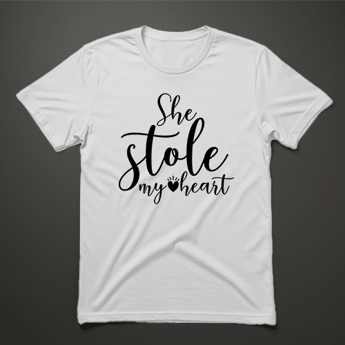 חולצה לבנה לגבר עם הכיתוב She Stole My Heart