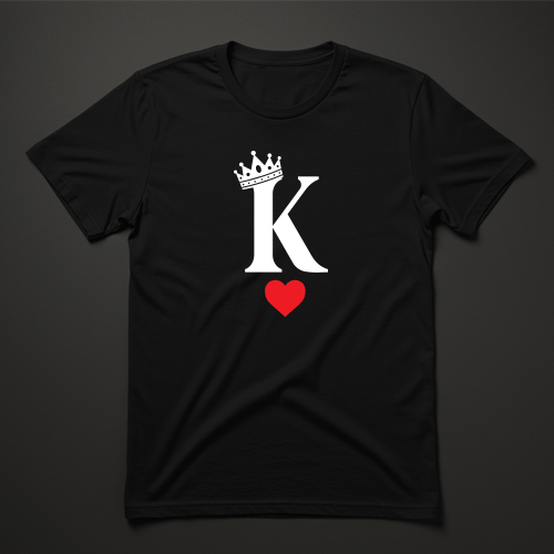 חולצת טישרט שחורה עם אות K, כתר ולב אדום