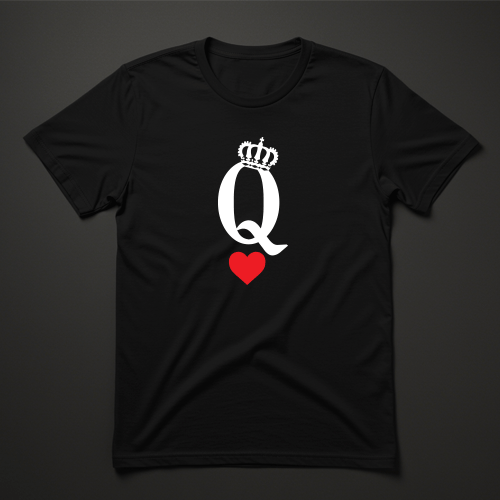 חולצת טישרט שחורה עם אות Q, כתר ולב אדום