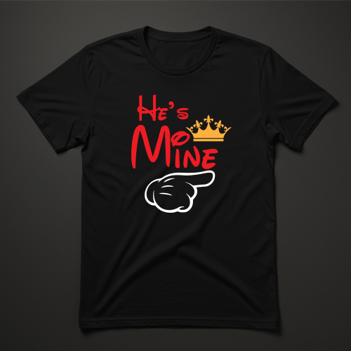 חולצה שחורה עם כיתוב "He's Mine", כתר זהב ואצבע מצוירת בסגנון דיסני