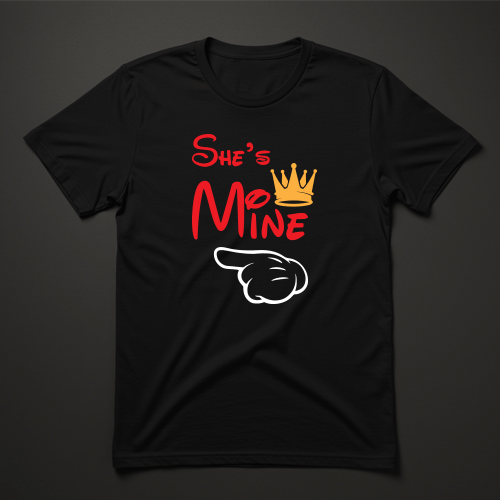 חולצה שחורה עם כיתוב "She's Mine", כתר מוזהב ואצבע מצוירת דיסני