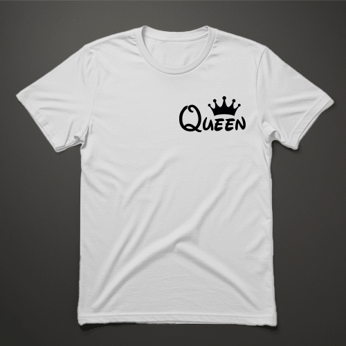 חולצה לבנה עם הדפס Queen וכתר שחור בצד שמאל עליון
