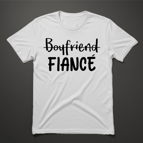 חולצת גברים לבנה עם כיתוב Boyfriend מחוק ו־Fiancé מודגש בשחור