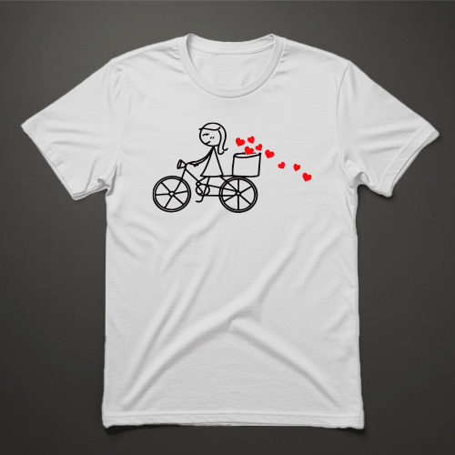 חולצת נשים לבנה עם איור רוכבת אופניים שמפזרת לבבות אדומים