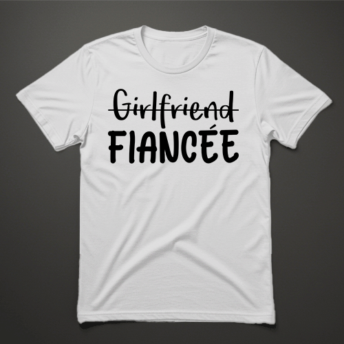 חולצת נשים לבנה עם כיתוב Girlfriend מחוק ו-Fiancée מודגש בשחור