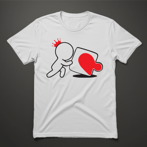 חולצת גברים לבנה עם איור מלך קטן וכתר המחזיק חתיכת פאזל עם צורה של לב אדום