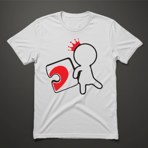 חולצת נשים לבנה עם איור מלכה קטנה מחזיקה חתיכת פאזל עם לב אדום