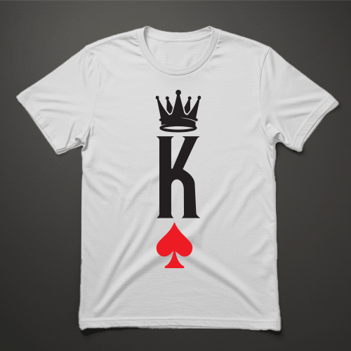 חולצת גברים לבנה עם אות K שחורה, כתר מעל וסמל אדום למטה
