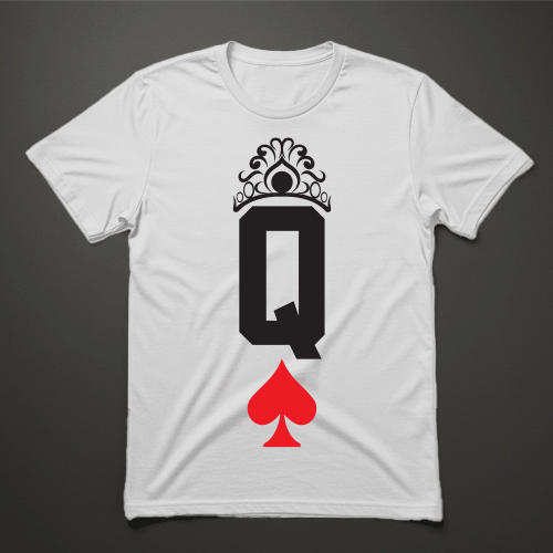 חולצת נשים לבנה עם אות Q שחורה וכתר מעל, ומתחת סמל אדום מודגש