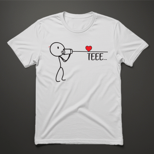 חולצת גברים לבנה עם איור של דמות מדברת בטלפון חוט שמעביר לב אדום