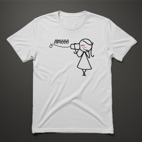 חולצת נשים לבנה עם איור של דמות מדברת בטלפון חוט עם טקסט AMOOO