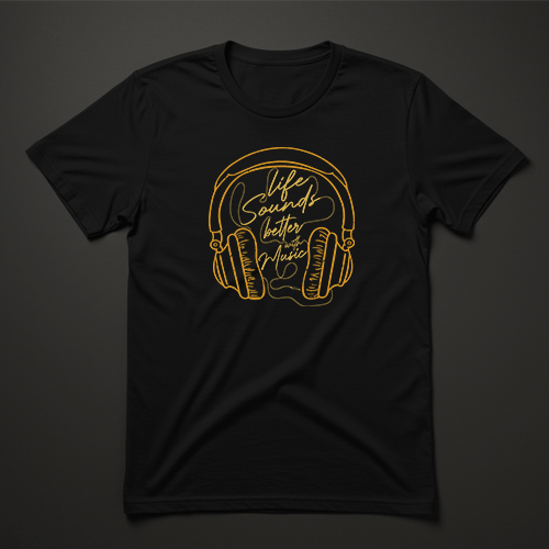 חולצת טריקו שחורה עם הדפס מוזיקלי בצבע זהב Life Sounds Better With Music