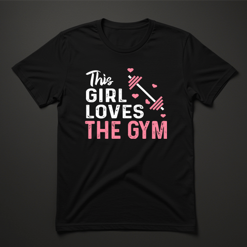 חולצת ספורט שחורה לנשים עם כיתוב ורוד ולבן "This Girl Loves the Gym" ודמויות משקולות עם לבבות